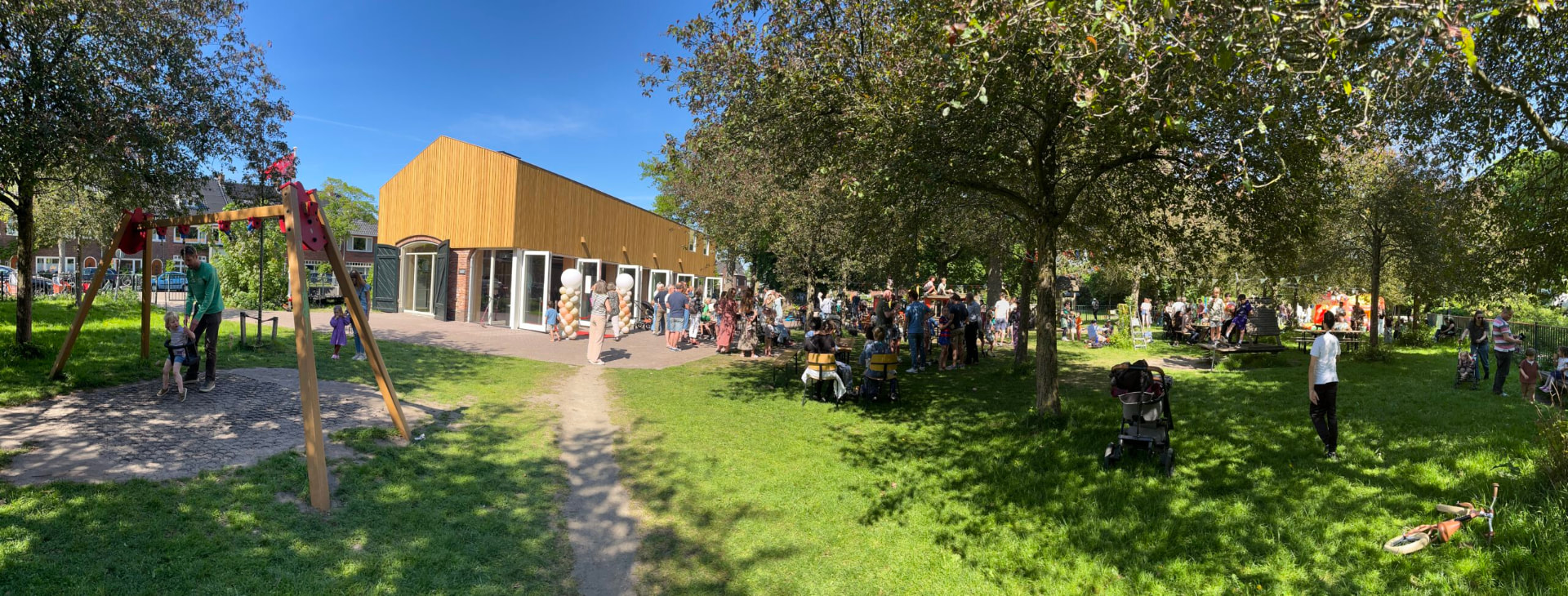 Het Posthuis met terras en bezoekers in het park